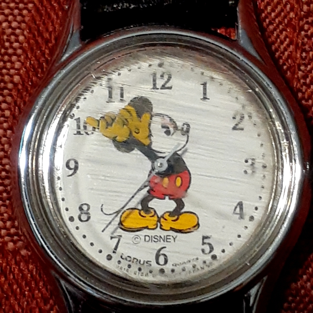 DISNEY LOTUS Mickey Mouse Moving Hands Stainless Back Watch VINTAGE COLLECTABLE